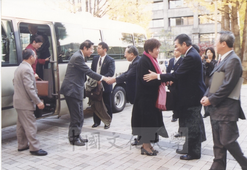 2002年11月27日董事長張鏡湖率校長林彩梅等一行六人拜會日本國士館大學理事長西原春夫、校長三浦信行的圖檔，第3張，共50張