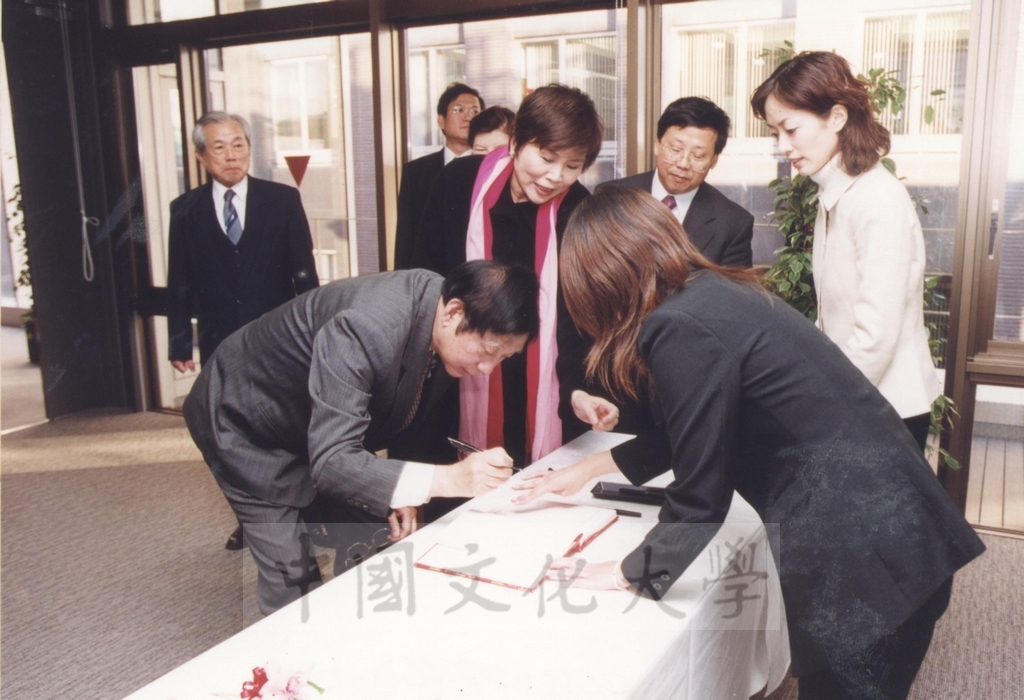 2002年11月27日董事長張鏡湖率校長林彩梅等一行六人拜會日本國士館大學理事長西原春夫、校長三浦信行的圖檔，第12張，共50張