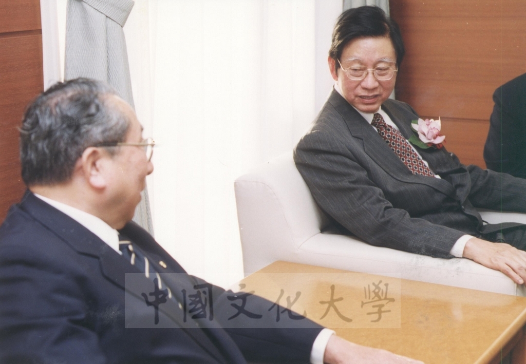 2002年11月27日董事長張鏡湖率校長林彩梅等一行六人拜會日本國士館大學理事長西原春夫、校長三浦信行的圖檔，第20張，共50張