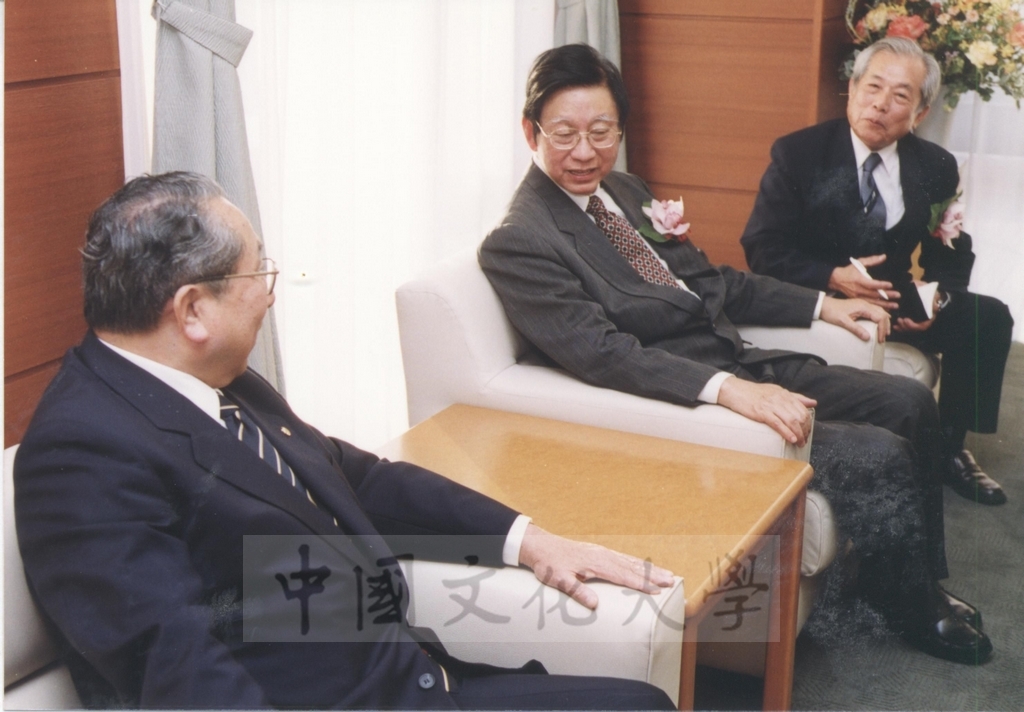 2002年11月27日董事長張鏡湖率校長林彩梅等一行六人拜會日本國士館大學理事長西原春夫、校長三浦信行的圖檔，第21張，共50張