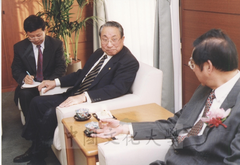 2002年11月27日董事長張鏡湖率校長林彩梅等一行六人拜會日本國士館大學理事長西原春夫、校長三浦信行的圖檔，第22張，共50張