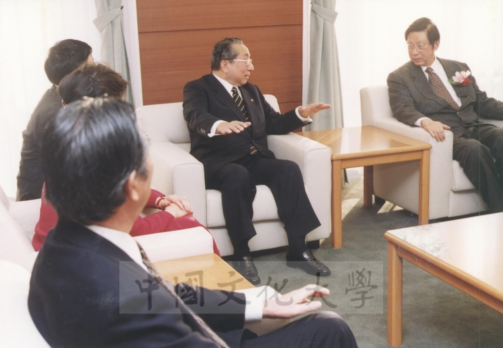 2002年11月27日董事長張鏡湖率校長林彩梅等一行六人拜會日本國士館大學理事長西原春夫、校長三浦信行的圖檔，第26張，共50張