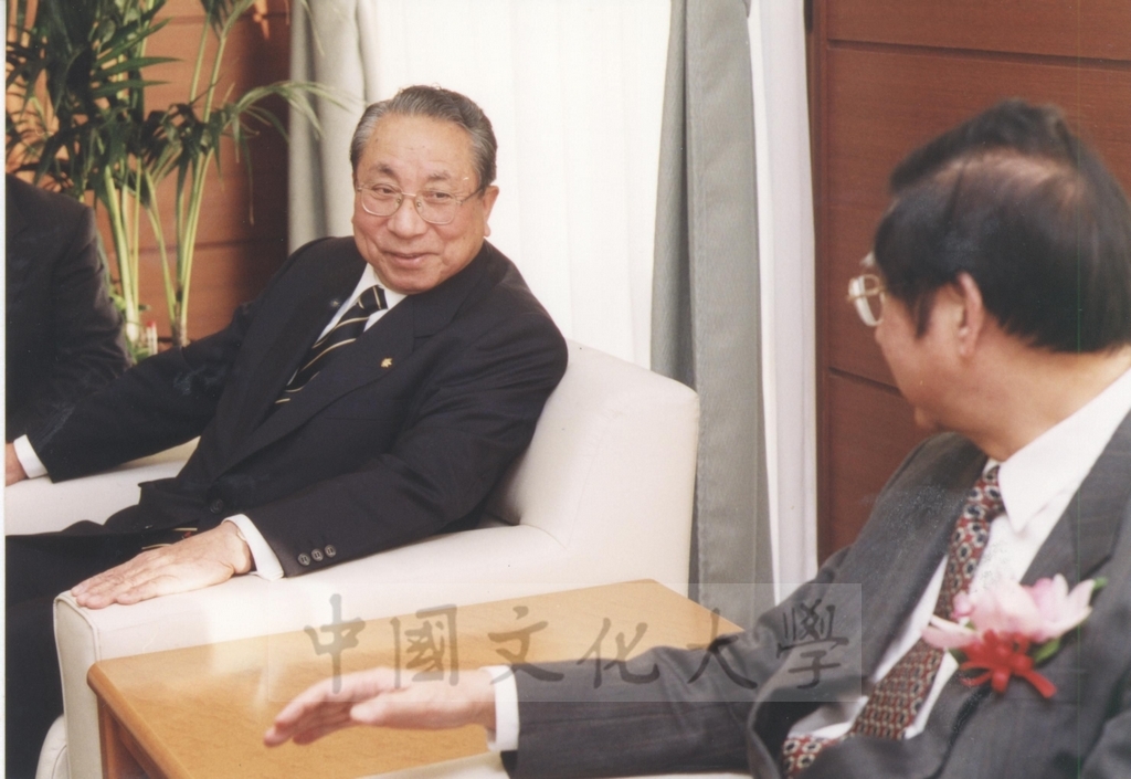 2002年11月27日董事長張鏡湖率校長林彩梅等一行六人拜會日本國士館大學理事長西原春夫、校長三浦信行的圖檔，第27張，共50張