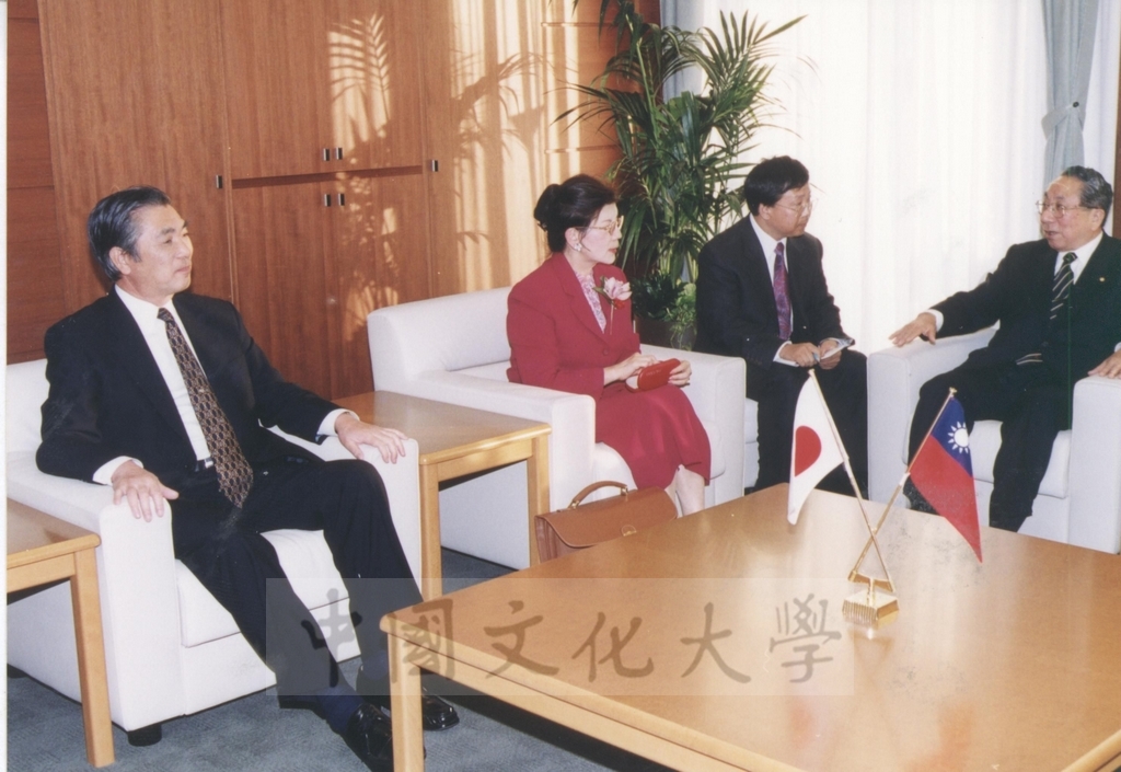 2002年11月27日董事長張鏡湖率校長林彩梅等一行六人拜會日本國士館大學理事長西原春夫、校長三浦信行的圖檔，第40張，共50張