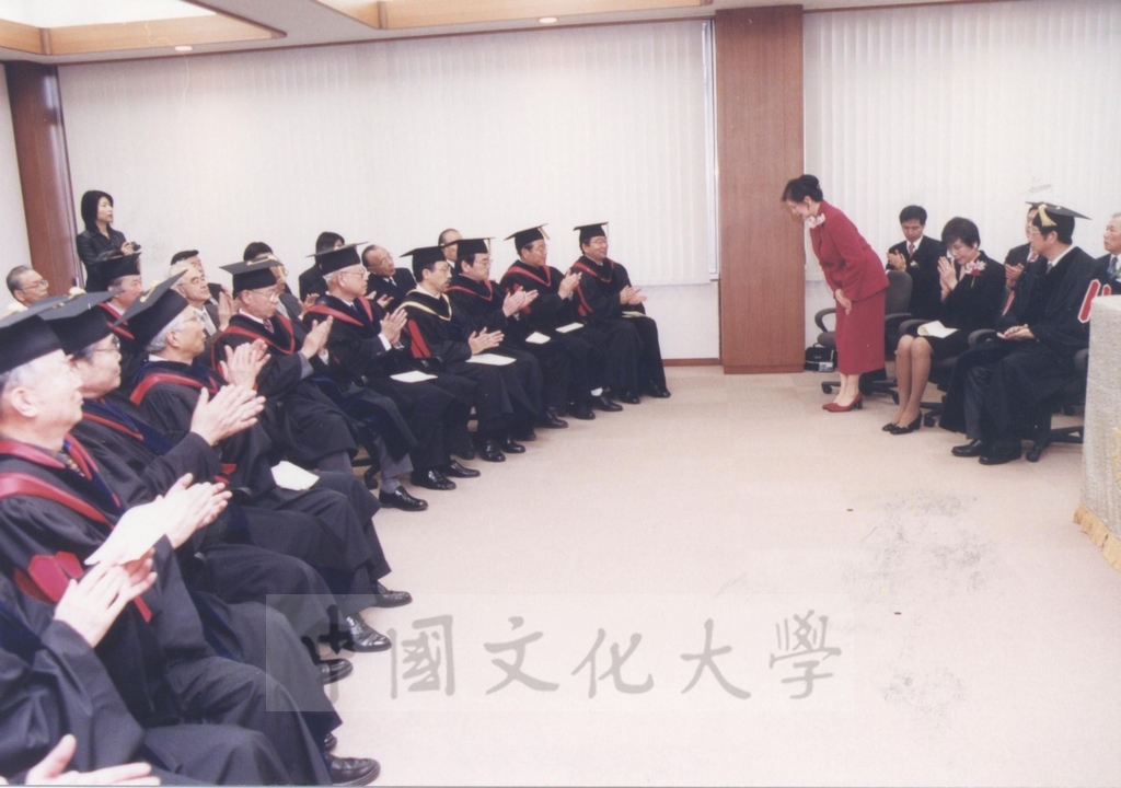 2002年11月27日董事長張鏡湖獲頒日本國士館大學名譽博士學位頒贈典禮(Ceremony to Present an Honorary Doctorate to Dr. Jen-hu Chang, Chairman of the Chinese Culture University Board of Trustees)的圖檔，第16張，共82張