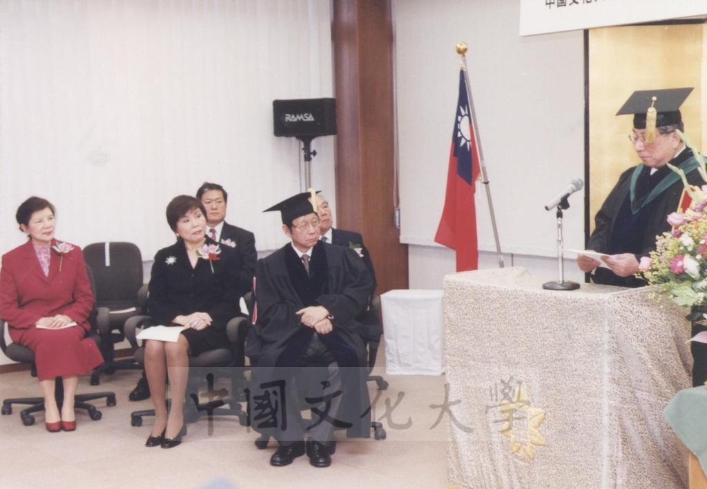 2002年11月27日董事長張鏡湖獲頒日本國士館大學名譽博士學位頒贈典禮(Ceremony to Present an Honorary Doctorate to Dr. Jen-hu Chang, Chairman of the Chinese Culture University Board of Trustees)的圖檔，第27張，共82張