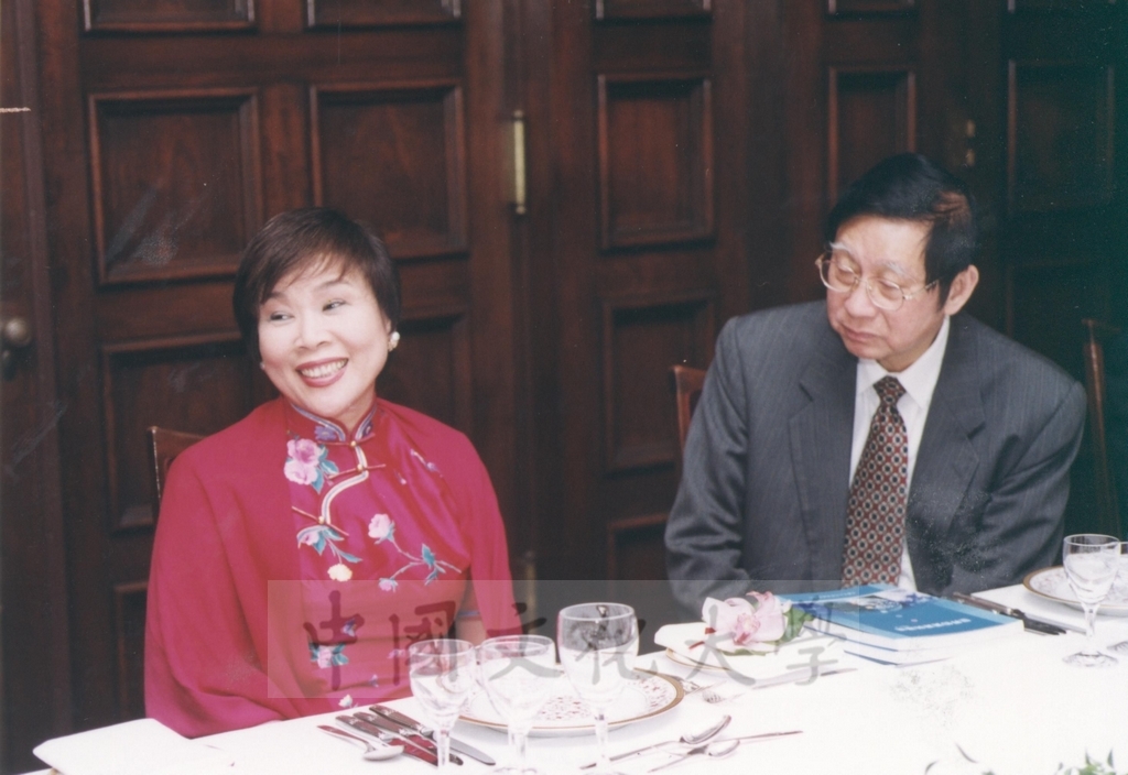 2002年11月27日日本國士館大學舉辦招待會祝賀董事長張鏡湖獲頒名譽博士學位的圖檔，第11張，共24張