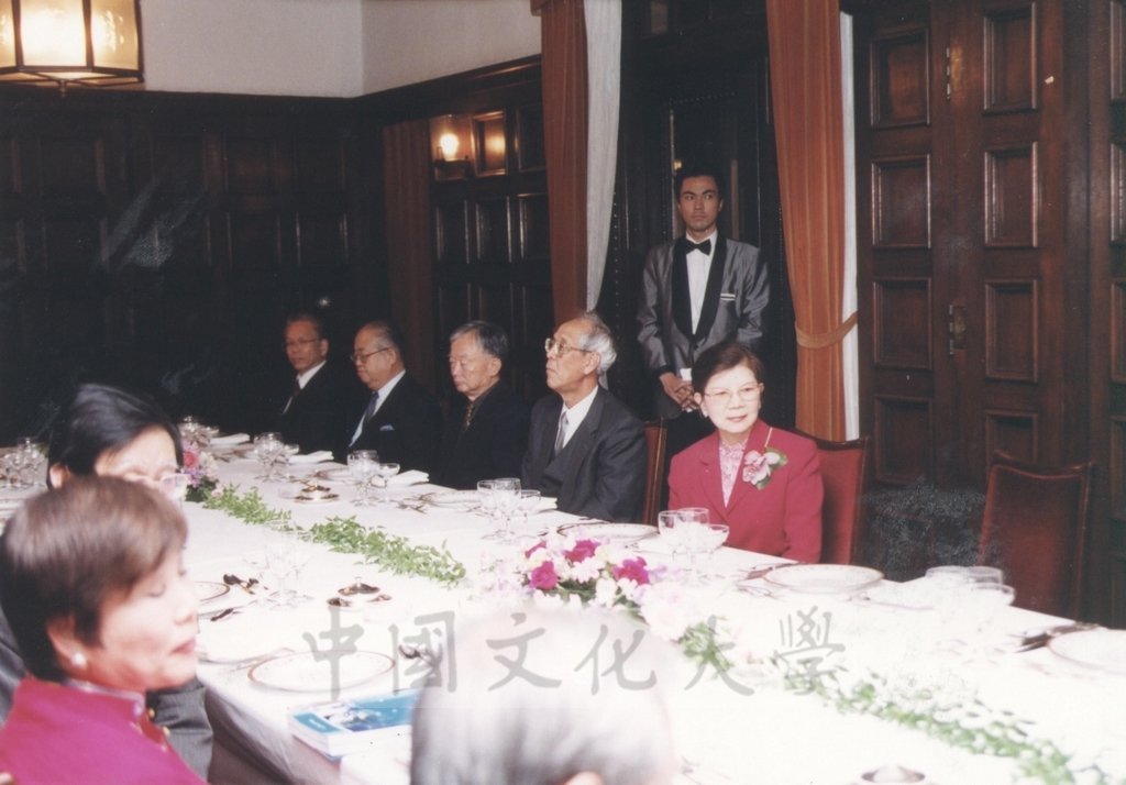2002年11月27日日本國士館大學舉辦招待會祝賀董事長張鏡湖獲頒名譽博士學位的圖檔，第12張，共24張