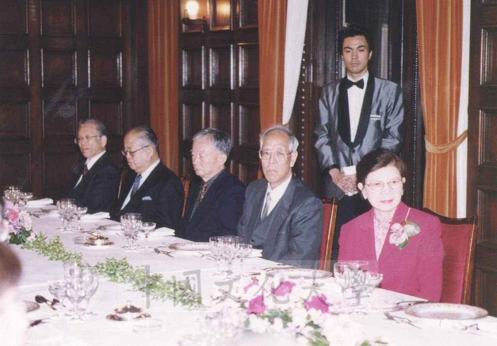 2002年11月27日日本國士館大學舉辦招待會祝賀董事長張鏡湖獲頒名譽博士學位的圖檔，第13張，共24張