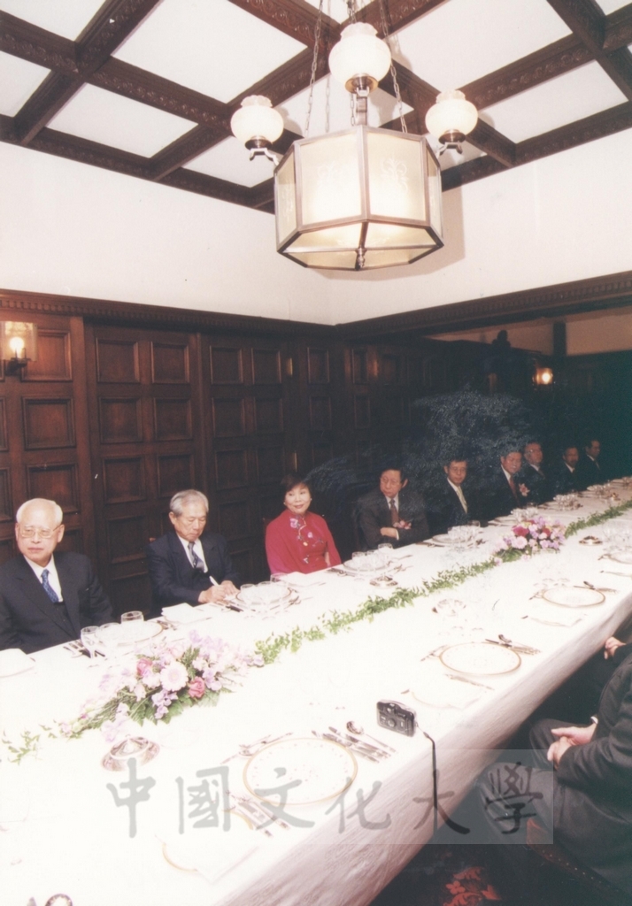 2002年11月27日日本國士館大學舉辦招待會祝賀董事長張鏡湖獲頒名譽博士學位的圖檔，第14張，共24張