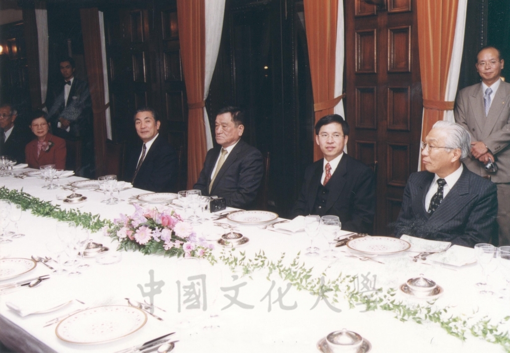 2002年11月27日日本國士館大學舉辦招待會祝賀董事長張鏡湖獲頒名譽博士學位的圖檔，第15張，共24張