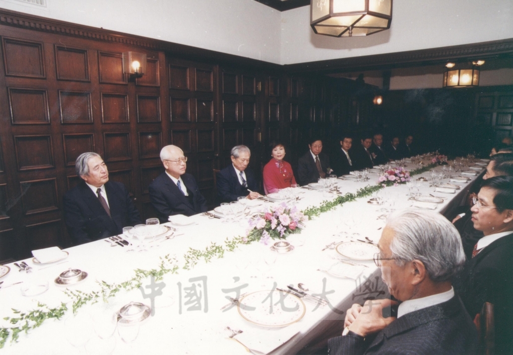 2002年11月27日日本國士館大學舉辦招待會祝賀董事長張鏡湖獲頒名譽博士學位的圖檔，第16張，共24張