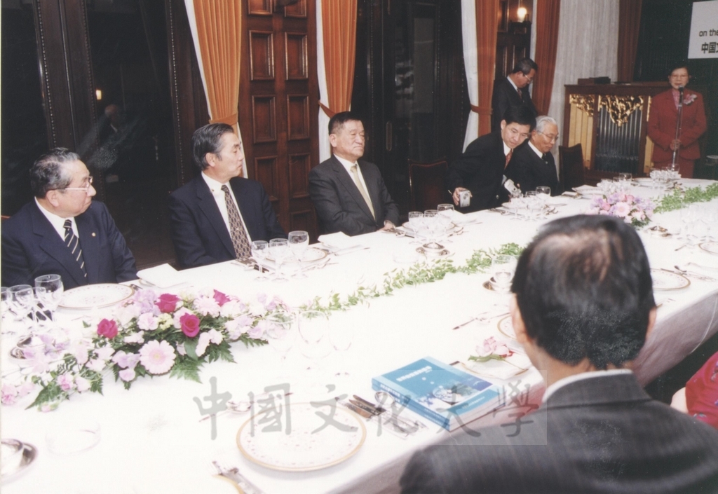 2002年11月27日日本國士館大學舉辦招待會祝賀董事長張鏡湖獲頒名譽博士學位的圖檔，第17張，共24張