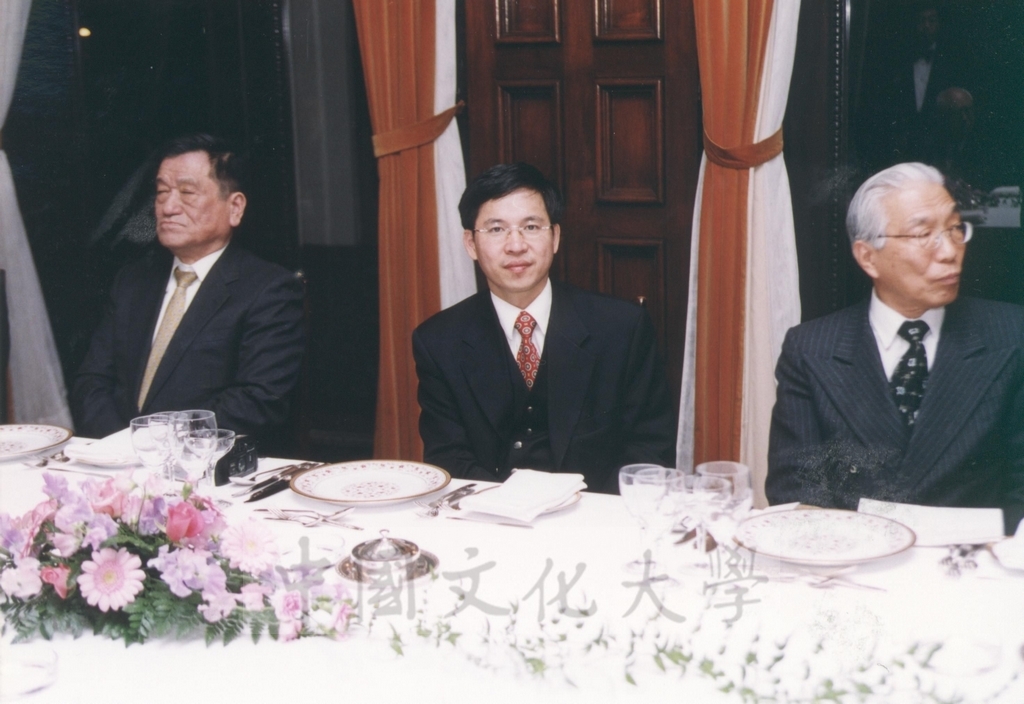 2002年11月27日日本國士館大學舉辦招待會祝賀董事長張鏡湖獲頒名譽博士學位的圖檔，第18張，共24張