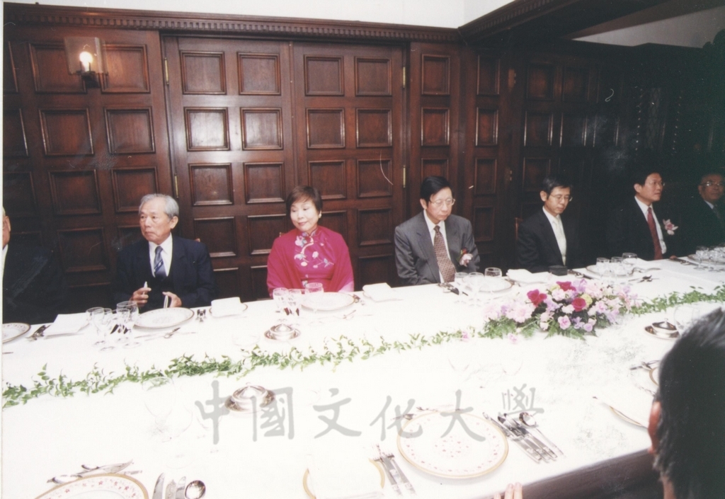 2002年11月27日日本國士館大學舉辦招待會祝賀董事長張鏡湖獲頒名譽博士學位的圖檔，第19張，共24張