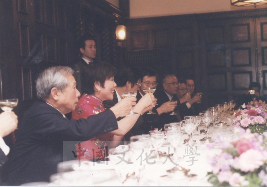 2002年11月27日日本國士館大學舉辦招待會祝賀董事長張鏡湖獲頒名譽博士學位的圖檔，第20張，共24張