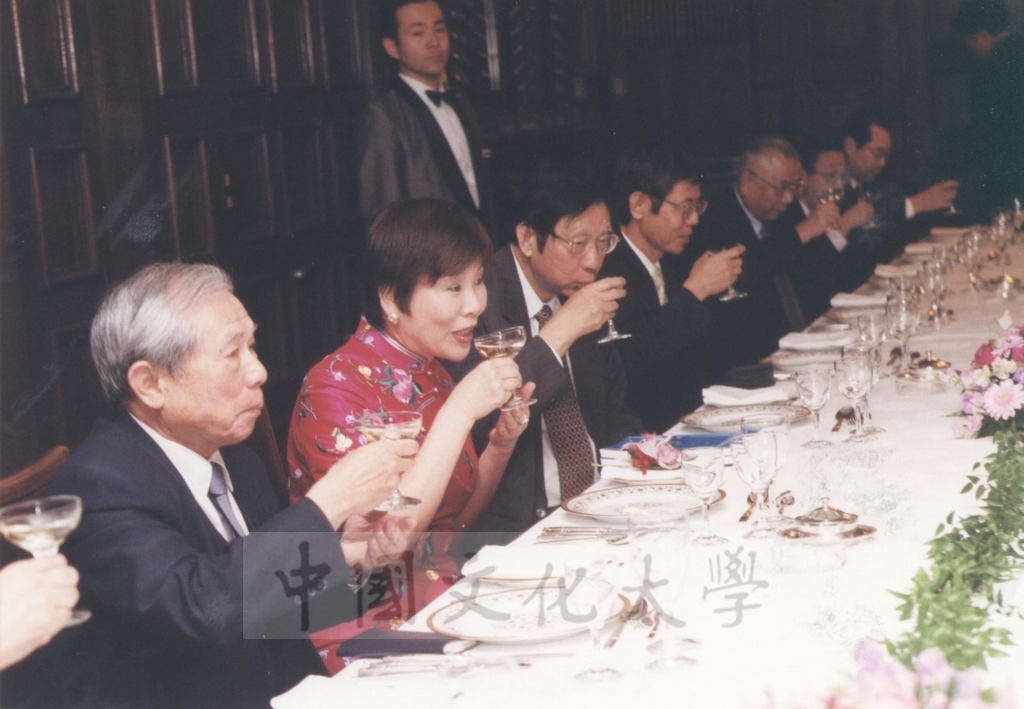 2002年11月27日日本國士館大學舉辦招待會祝賀董事長張鏡湖獲頒名譽博士學位的圖檔，第21張，共24張