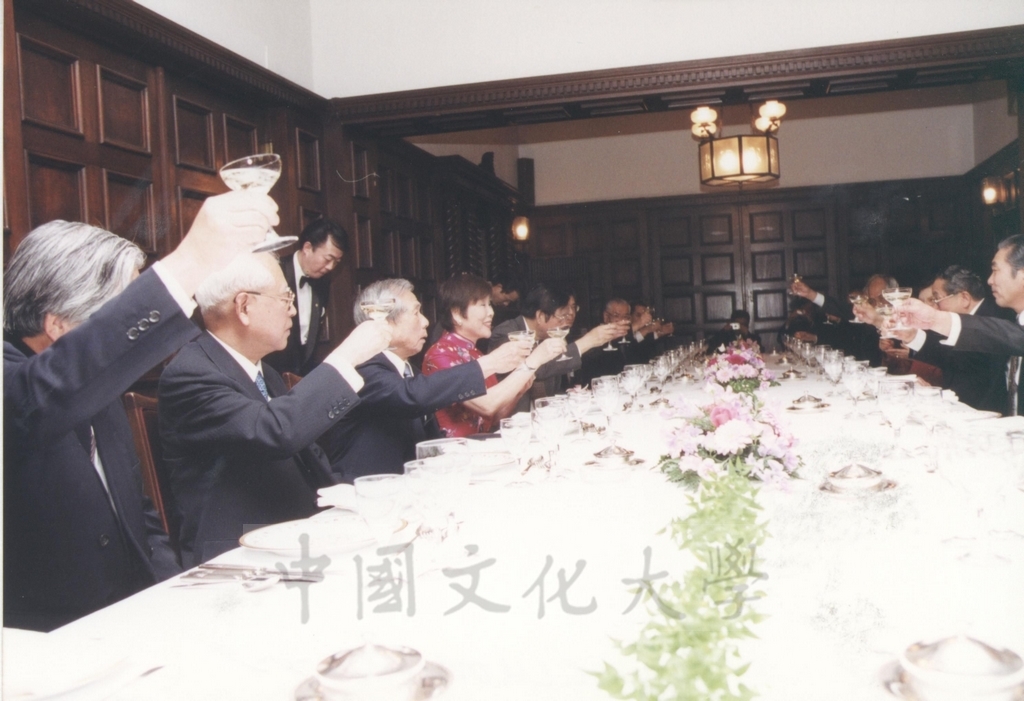 2002年11月27日日本國士館大學舉辦招待會祝賀董事長張鏡湖獲頒名譽博士學位的圖檔，第22張，共24張