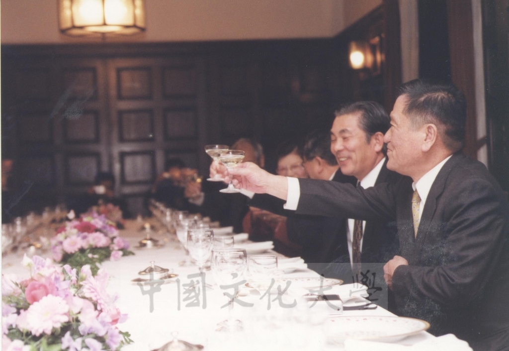 2002年11月27日日本國士館大學舉辦招待會祝賀董事長張鏡湖獲頒名譽博士學位的圖檔，第23張，共24張