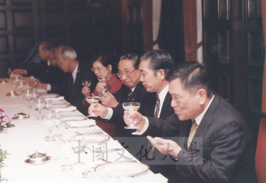 2002年11月27日日本國士館大學舉辦招待會祝賀董事長張鏡湖獲頒名譽博士學位的圖檔，第24張，共24張