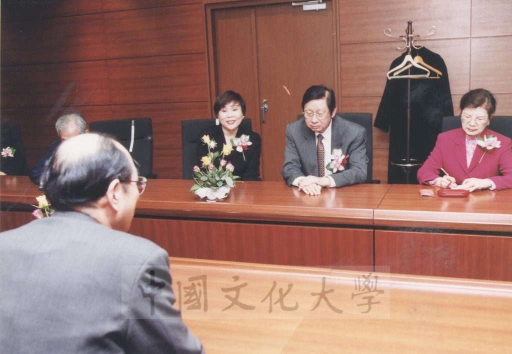 2002年11月27日董事長張鏡湖率校長林彩梅等一行六人與日本國士館大學二十一世紀亞洲學院之教授進行座談會的圖檔，第1張，共21張