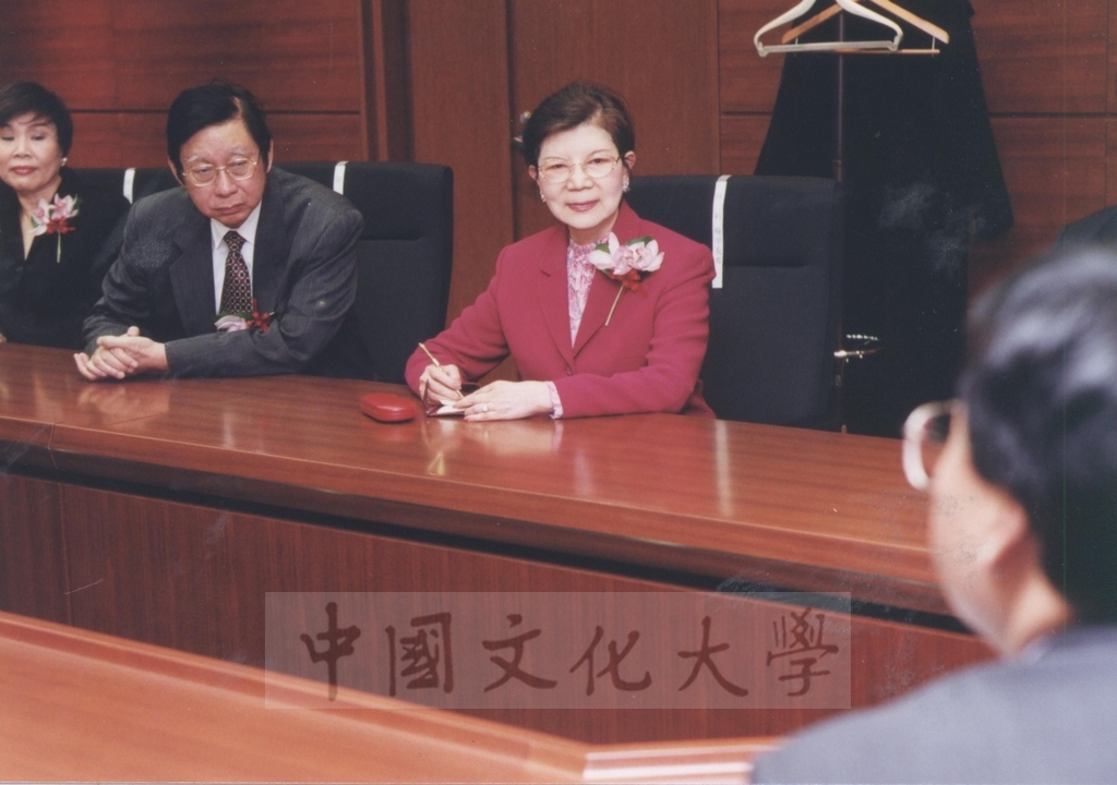 2002年11月27日董事長張鏡湖率校長林彩梅等一行六人與日本國士館大學二十一世紀亞洲學院之教授進行座談會的圖檔，第2張，共21張