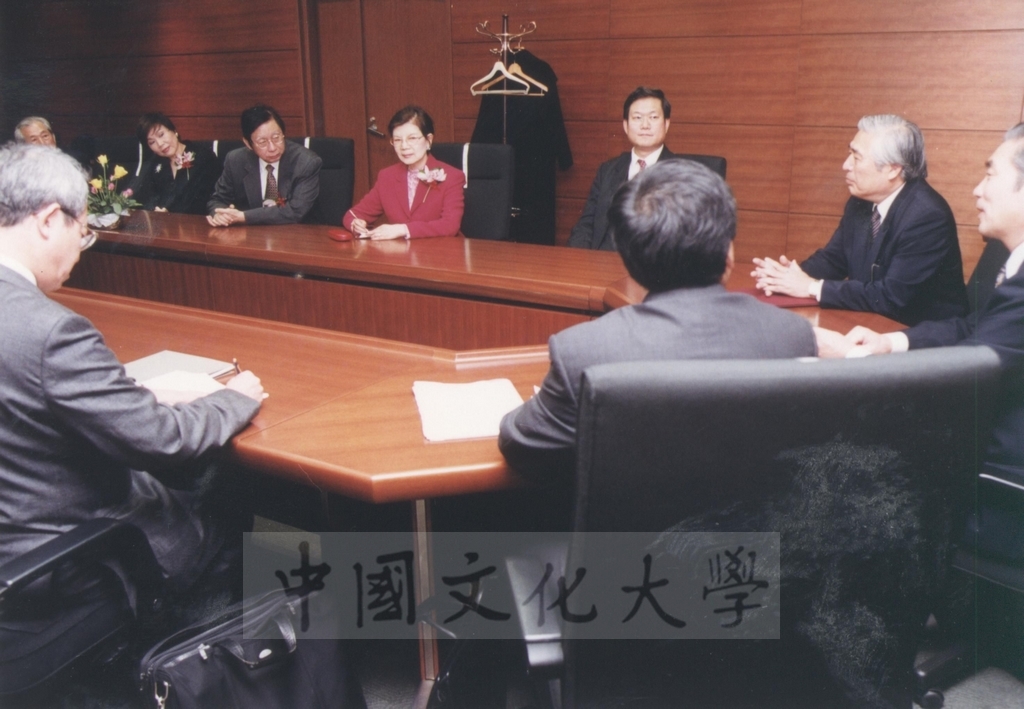 2002年11月27日董事長張鏡湖率校長林彩梅等一行六人與日本國士館大學二十一世紀亞洲學院之教授進行座談會的圖檔，第3張，共21張