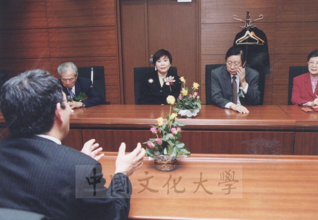 2002年11月27日董事長張鏡湖率校長林彩梅等一行六人與日本國士館大學二十一世紀亞洲學院之教授進行座談會的圖檔，第5張，共21張