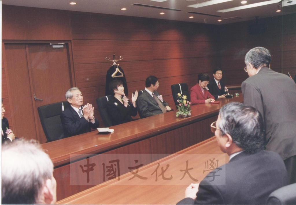 2002年11月27日董事長張鏡湖率校長林彩梅等一行六人與日本國士館大學二十一世紀亞洲學院之教授進行座談會的圖檔，第6張，共21張