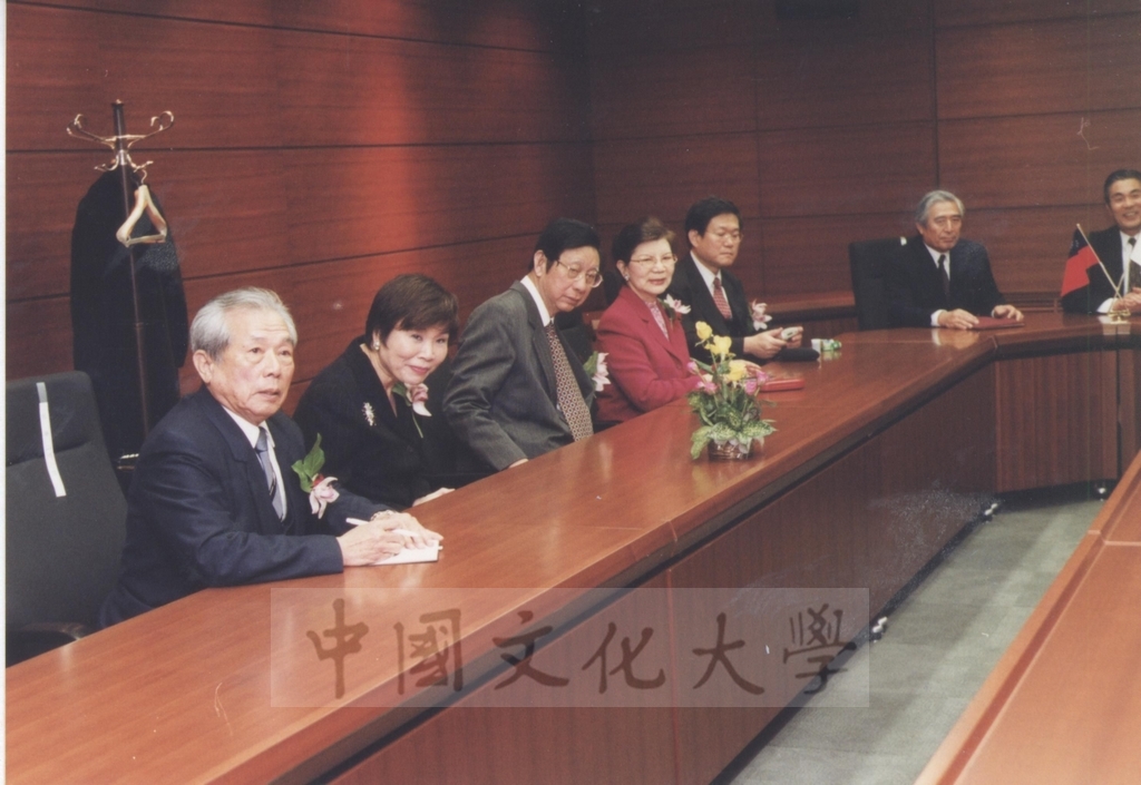 2002年11月27日董事長張鏡湖率校長林彩梅等一行六人與日本國士館大學二十一世紀亞洲學院之教授進行座談會的圖檔，第9張，共21張