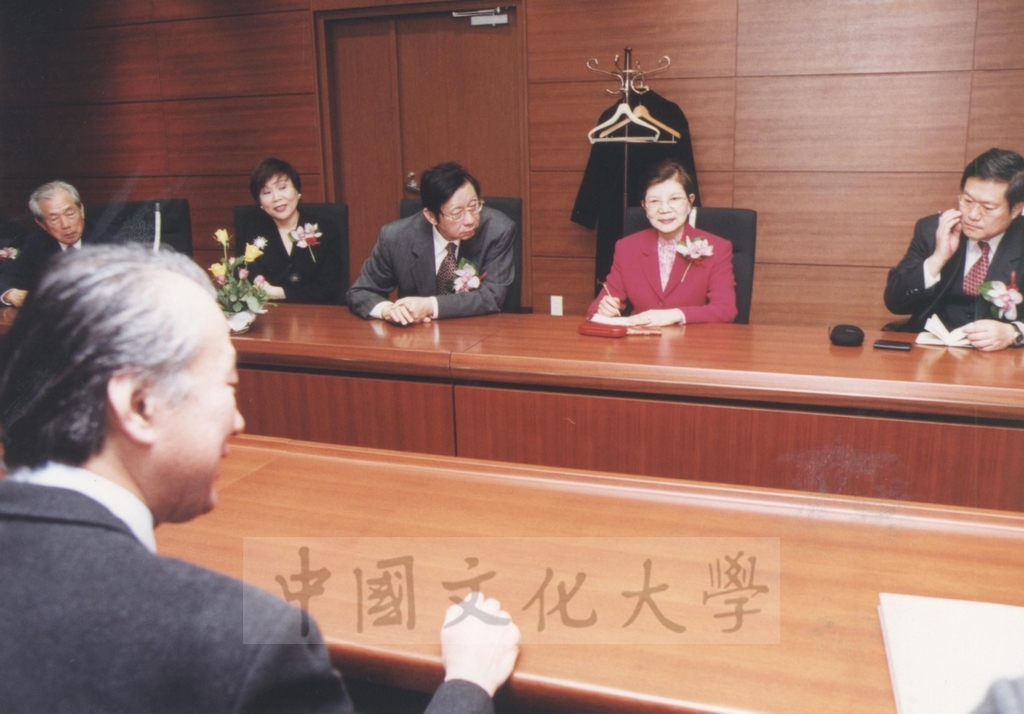 2002年11月27日董事長張鏡湖率校長林彩梅等一行六人與日本國士館大學二十一世紀亞洲學院之教授進行座談會的圖檔，第13張，共21張