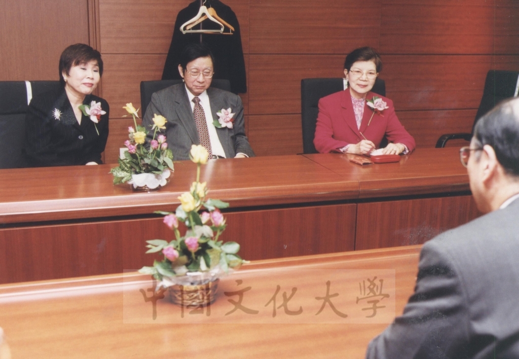 2002年11月27日董事長張鏡湖率校長林彩梅等一行六人與日本國士館大學二十一世紀亞洲學院之教授進行座談會的圖檔，第14張，共21張