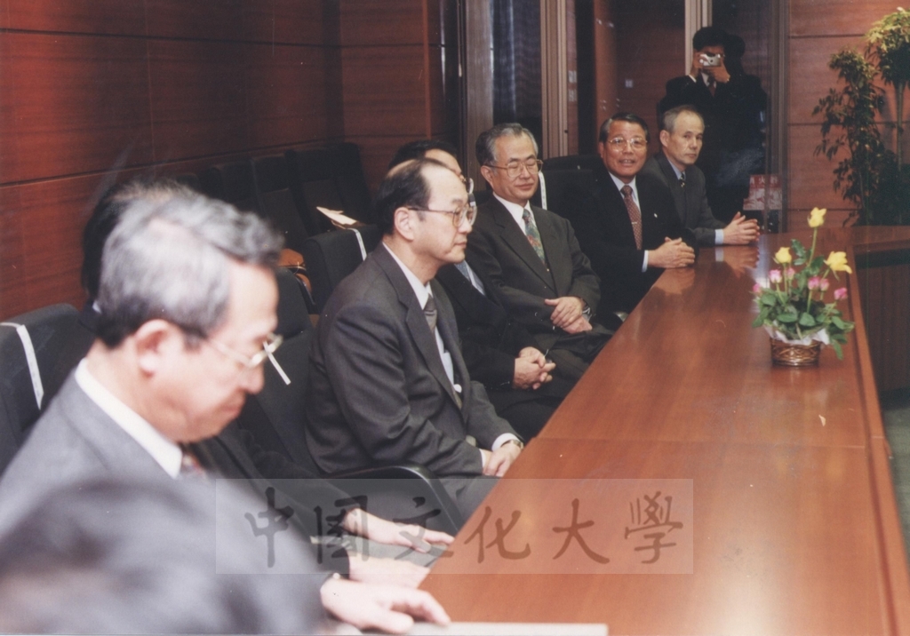 2002年11月27日董事長張鏡湖率校長林彩梅等一行六人與日本國士館大學二十一世紀亞洲學院之教授進行座談會的圖檔，第15張，共21張