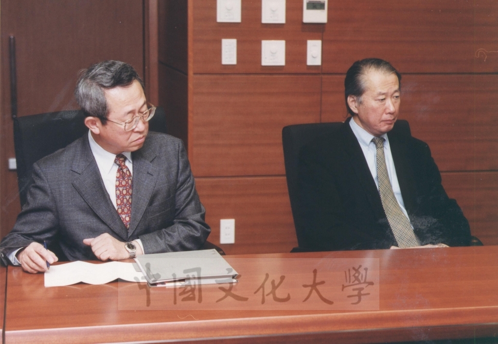 2002年11月27日董事長張鏡湖率校長林彩梅等一行六人與日本國士館大學二十一世紀亞洲學院之教授進行座談會的圖檔，第18張，共21張