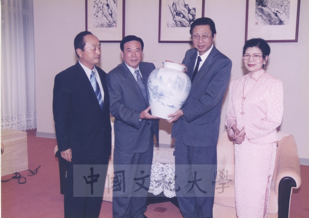2000年5月19日韓國慶南大學理事長趙根沃率訪問團蒞校參訪的圖檔，第2張，共27張
