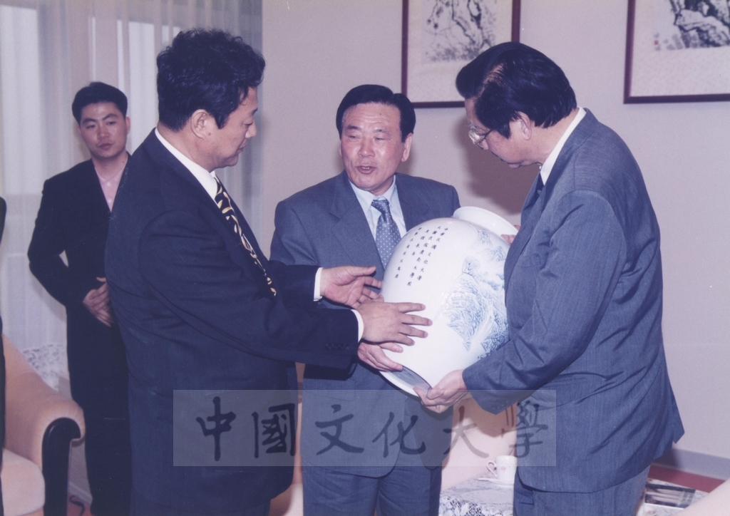 2000年5月19日韓國慶南大學理事長趙根沃率訪問團蒞校參訪的圖檔，第3張，共27張
