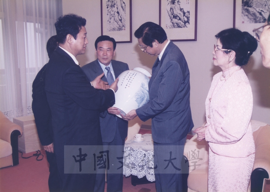 2000年5月19日韓國慶南大學理事長趙根沃率訪問團蒞校參訪的圖檔，第4張，共27張