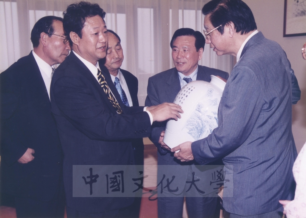 2000年5月19日韓國慶南大學理事長趙根沃率訪問團蒞校參訪的圖檔，第5張，共27張