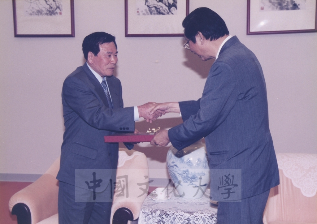 2000年5月19日韓國慶南大學理事長趙根沃率訪問團蒞校參訪的圖檔，第6張，共27張