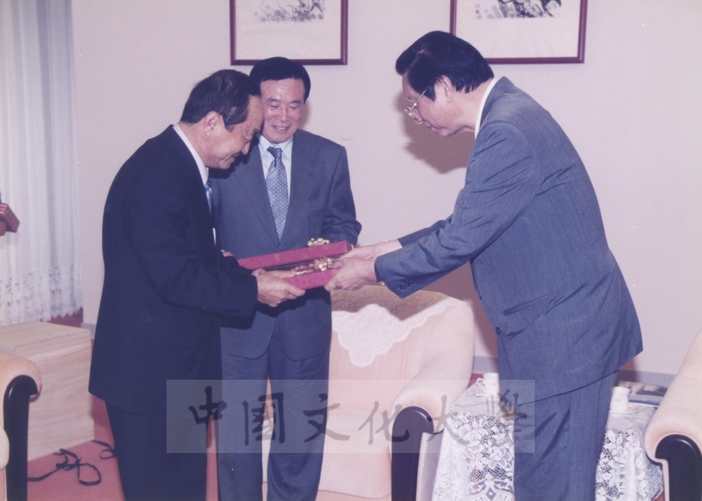2000年5月19日韓國慶南大學理事長趙根沃率訪問團蒞校參訪的圖檔，第7張，共27張