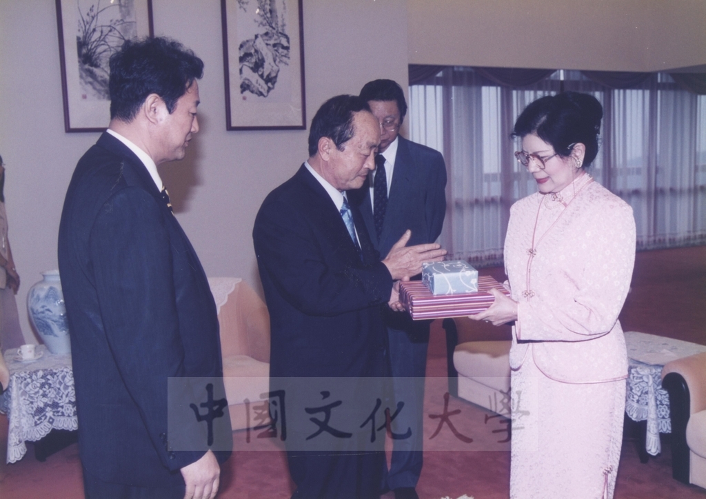 2000年5月19日韓國慶南大學理事長趙根沃率訪問團蒞校參訪的圖檔，第8張，共27張