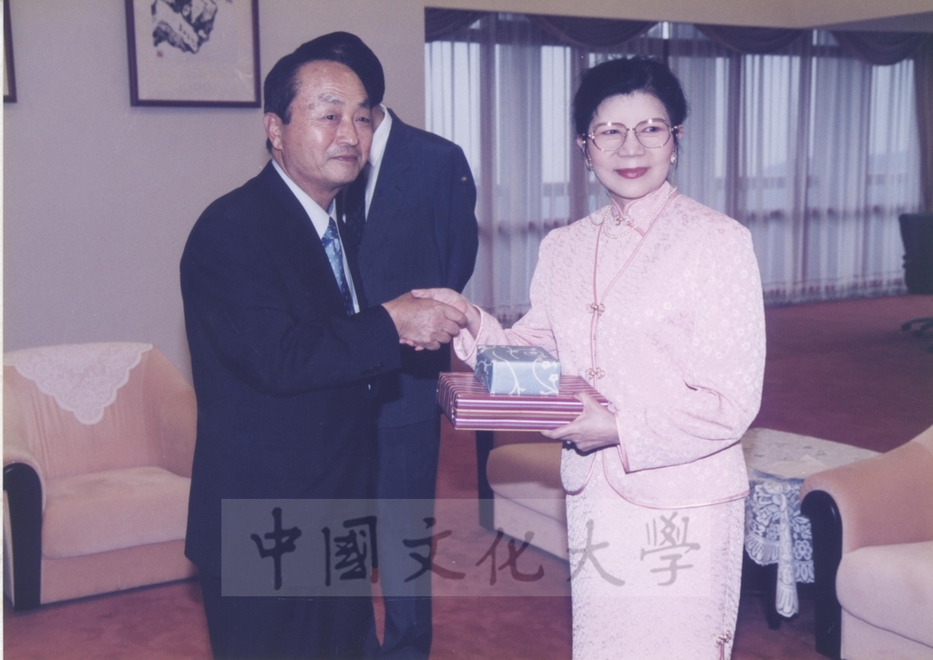 2000年5月19日韓國慶南大學理事長趙根沃率訪問團蒞校參訪的圖檔，第9張，共27張