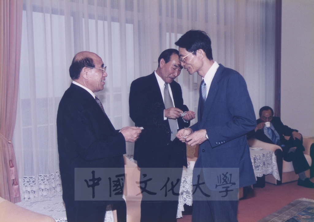 2000年5月19日韓國慶南大學理事長趙根沃率訪問團蒞校參訪的圖檔，第12張，共27張