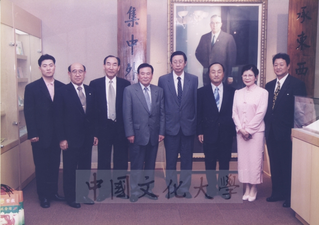 2000年5月19日韓國慶南大學理事長趙根沃率訪問團蒞校參訪的圖檔，第14張，共27張