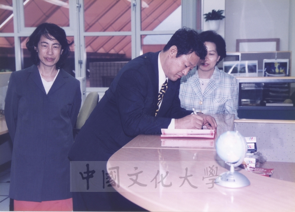2000年5月19日韓國慶南大學理事長趙根沃率訪問團蒞校參訪的圖檔，第15張，共27張