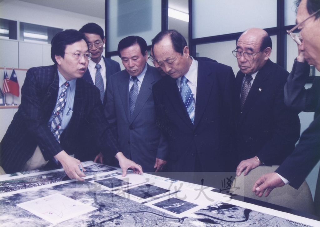 2000年5月19日韓國慶南大學理事長趙根沃率訪問團蒞校參訪的圖檔，第16張，共27張