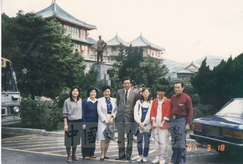 1987年3月18日董事長張鏡湖與學務長黃貴美及教職員工於校園合影景況的圖檔，第1張，共2張