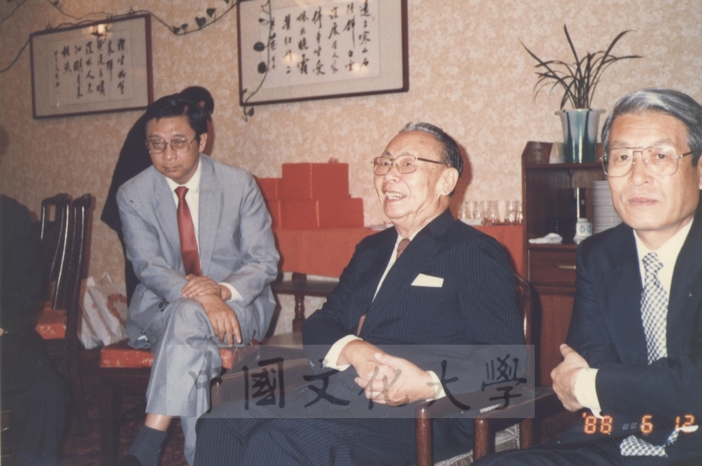 1988年6月12日董事長張鏡湖設宴祝賀日本友人關正夫先生獲頒本校名譽法學博士學位的圖檔，第1張，共8張