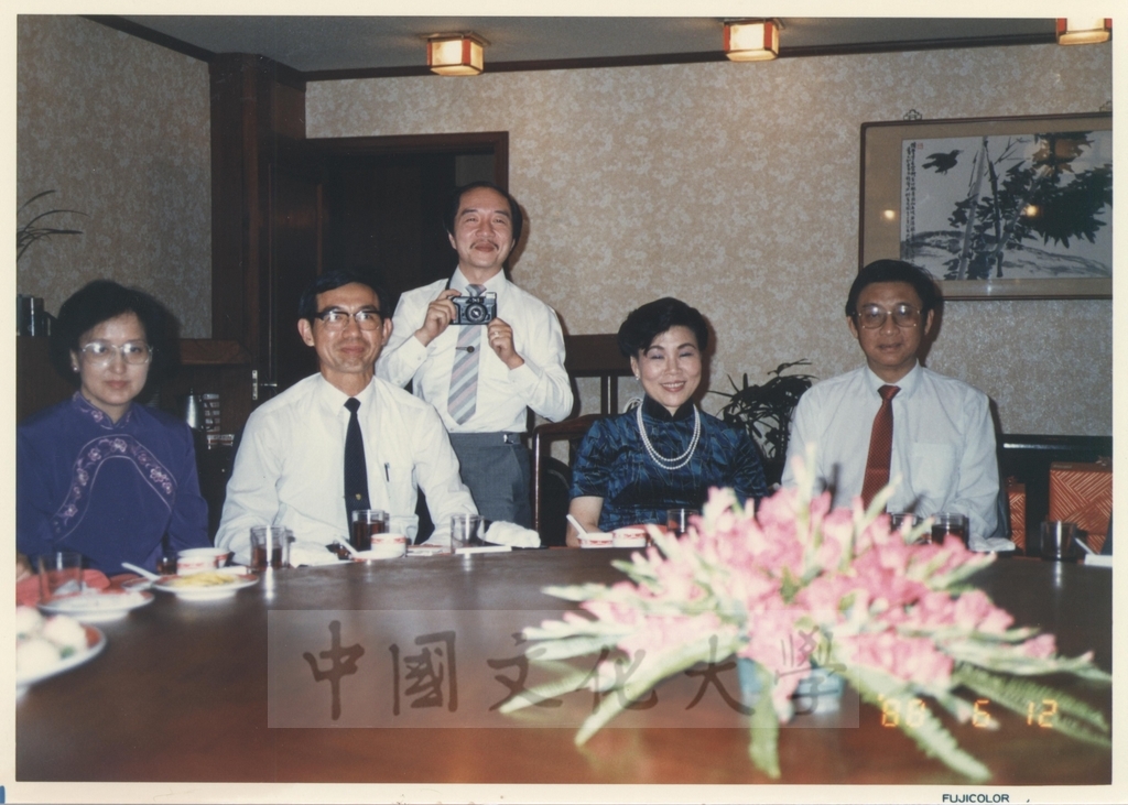 1988年6月12日董事長張鏡湖設宴祝賀日本友人關正夫先生獲頒本校名譽法學博士學位的圖檔，第3張，共8張