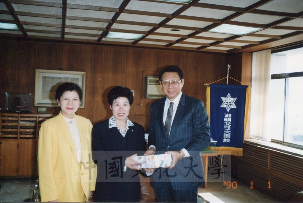 1995年2月22日至27日董事長張鏡湖率同校長林彩梅、美術系教授歐豪年、韓文系教授林明德前往韓國拜訪本校姐妹校及參加歐豪年教授獲頒圓光大學名譽哲學博士學位頒贈典禮的圖檔，第2張，共17張